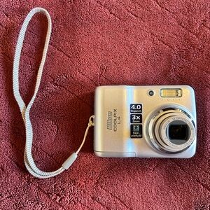 Nikon Coolpix L4 digital camera